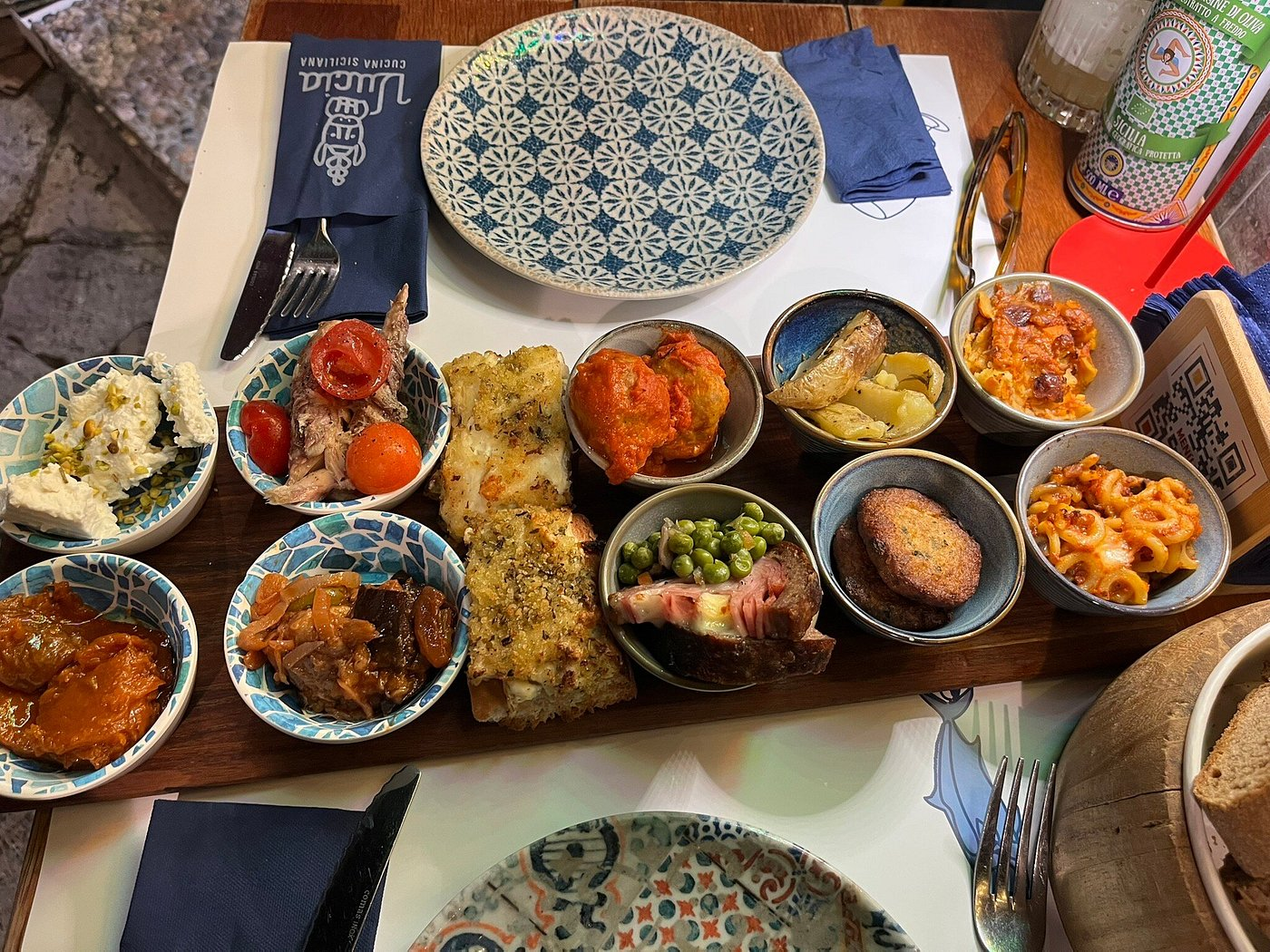 Tavola imbandita con antipasti